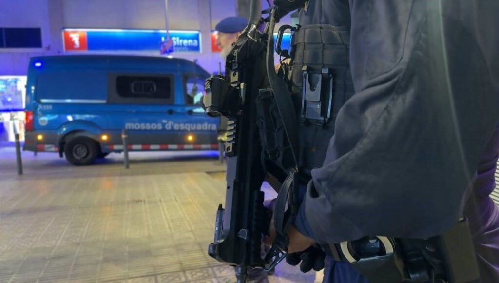 Un Mosso d'Esquadra con un arma en el marco de un dispositivo Kanpai (ACN)