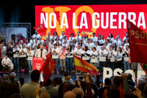 Pedro Sánchez, president del govern espanyol i líder del PSOE, en un míting a Sòria, amb el lema 'No a la guerra' de fons (PSOE)