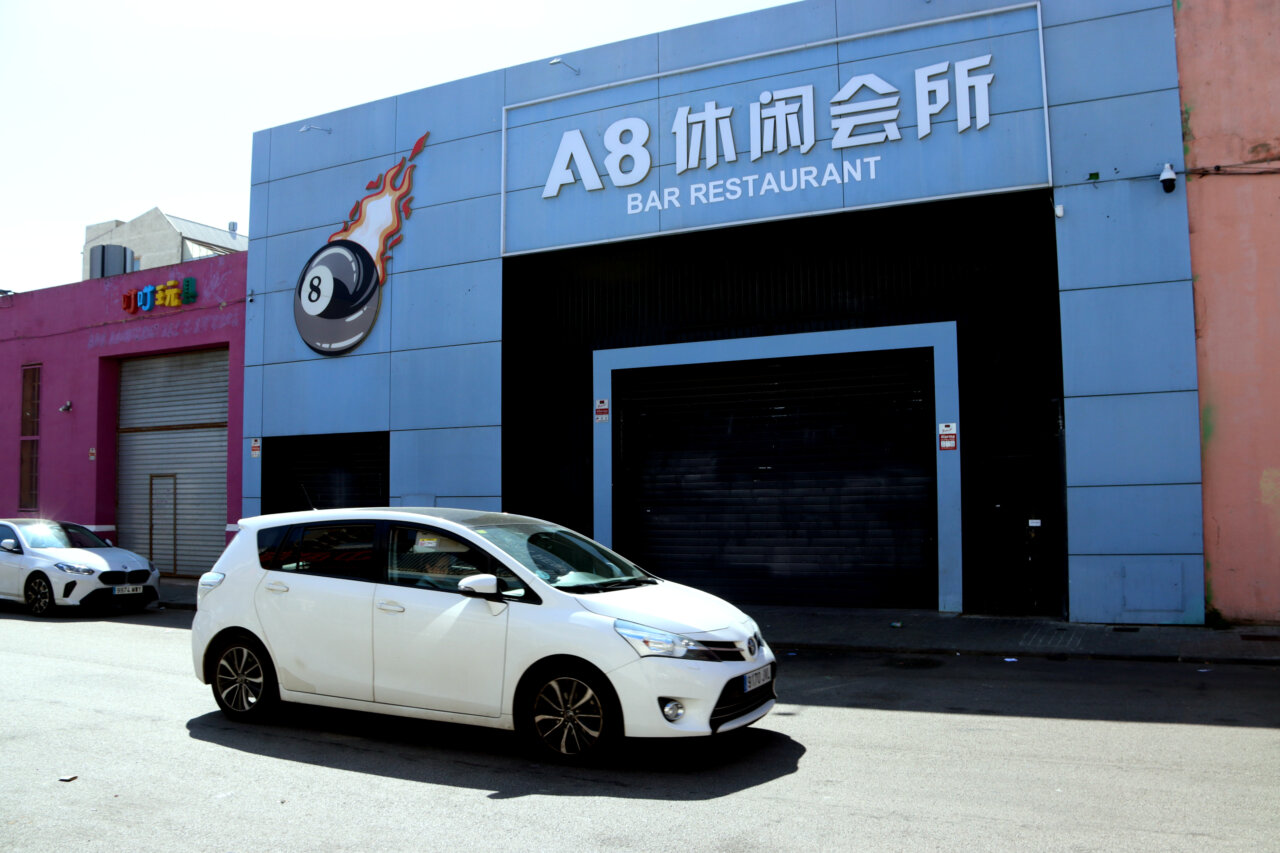 Un local de restauració de Badalona que els Mossos d'Esquadra han precintat aquest dissabte amb diverses taques de sang al terra (Gerard Escaich Folch, ACN)