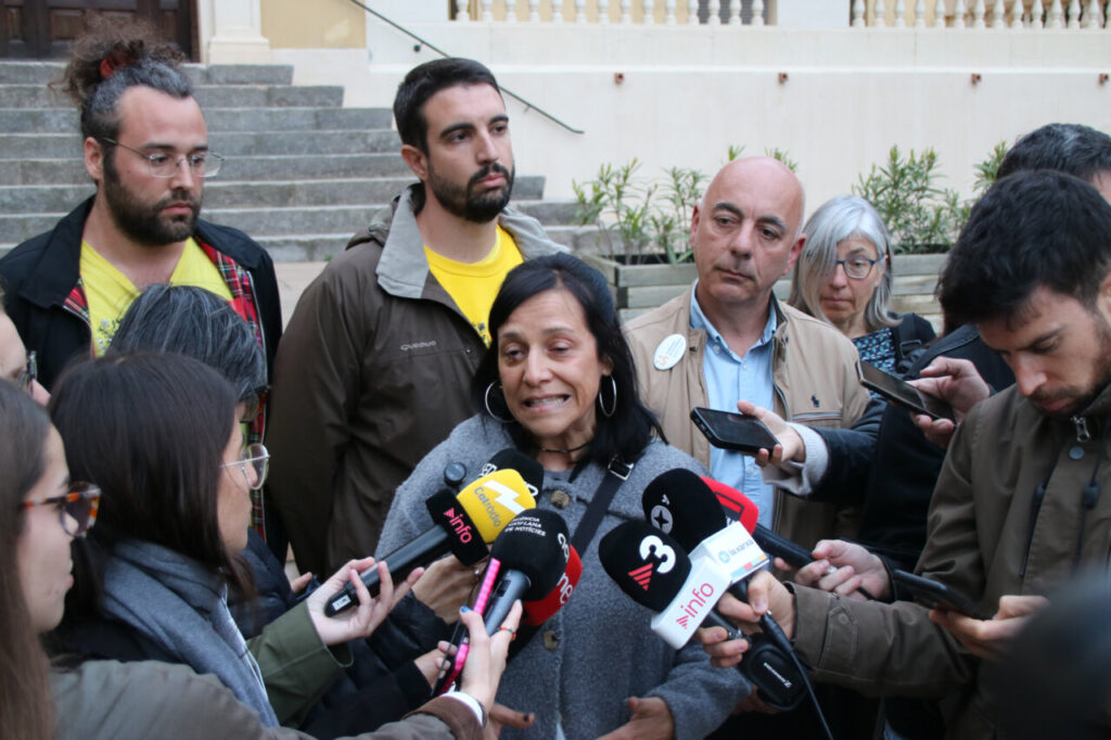 Iolanda Segura parlant amb periodistes després de la reunió amb el Govern