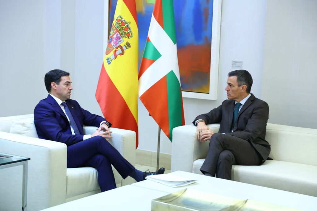 El presidente del Gobierno de España, Pedro Sánchez, reunido con el lehendakari vasco, Imanol Pradales (Fernando Calvo, Moncloa)