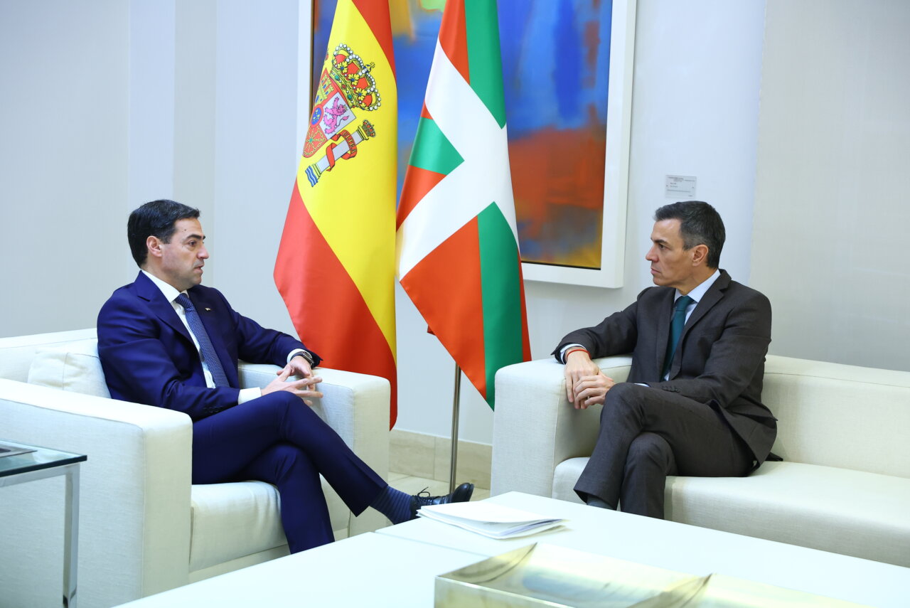 El president del Govern d'Espanya, Pedro Sánchez, reunit amb el lehendakari basc, Imanol Pradales (Fernando Calvo, Moncloa)