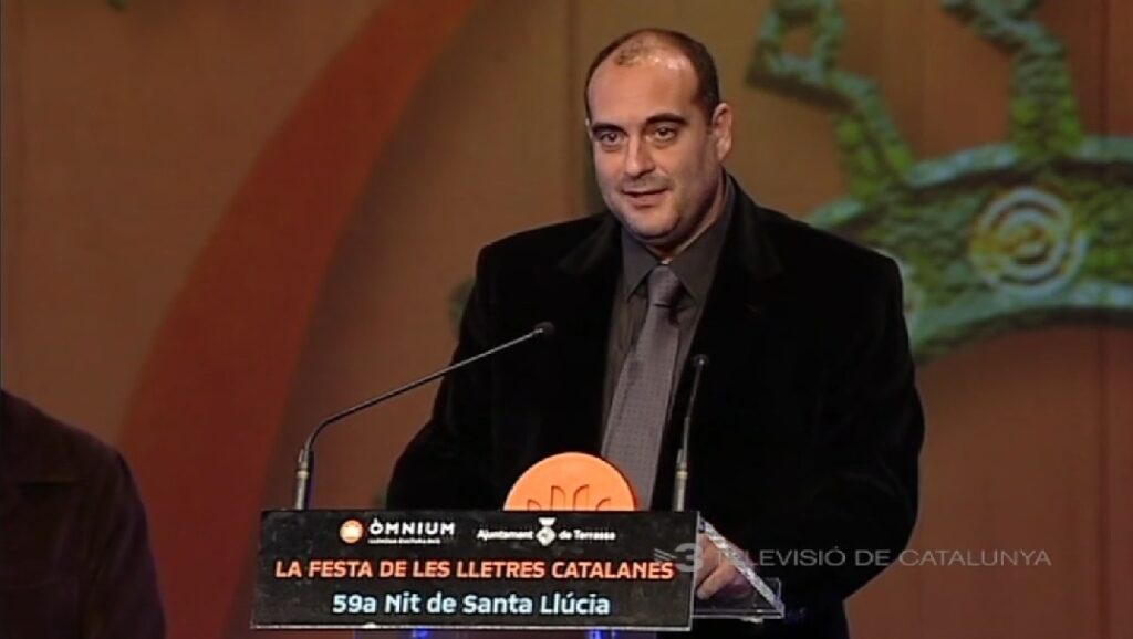 Xavier Bosch parlant a l'escenari durant la Nit de les Lletres Catalanes.