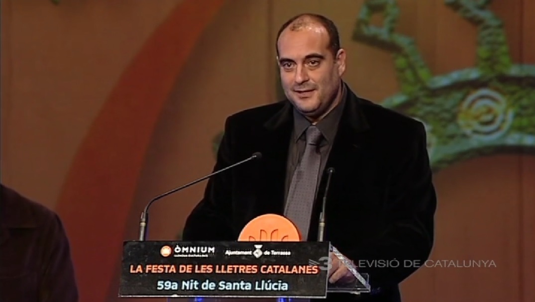 Xavier Bosch parlant a l'escenari durant la Nit de les Lletres Catalanes.