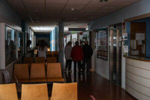 L'apagada al CAP de Centelles (Laura Busquets, Nia Escolà, Jordi Borràs - ACN)