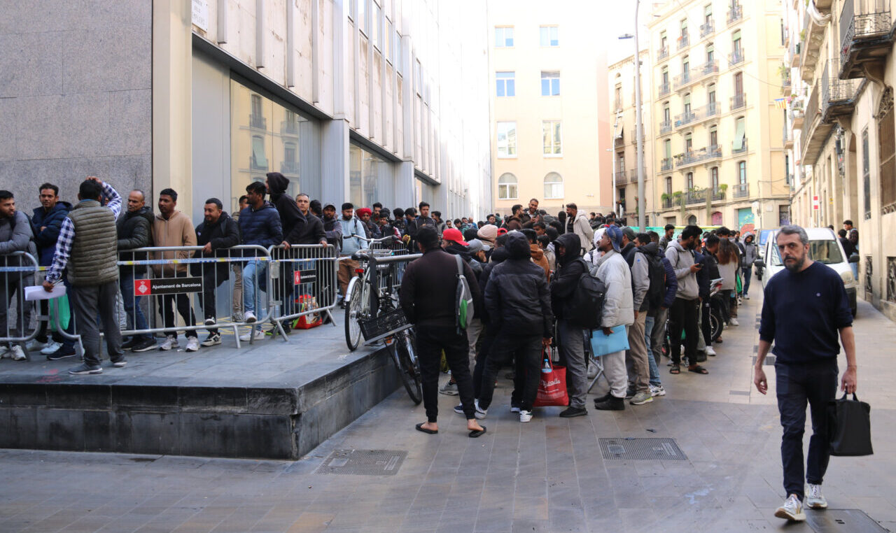 Cues de persones esperant per tràmits de regularització a Barcelona (ACN)