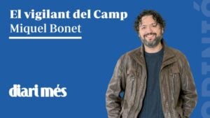 Miquel Bonet amb una jaqueta de cuir davant d'un fons blau