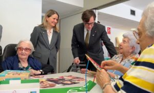 Salvador Illa i Mònica Martínez Bravo visiten una residencia (ACN)