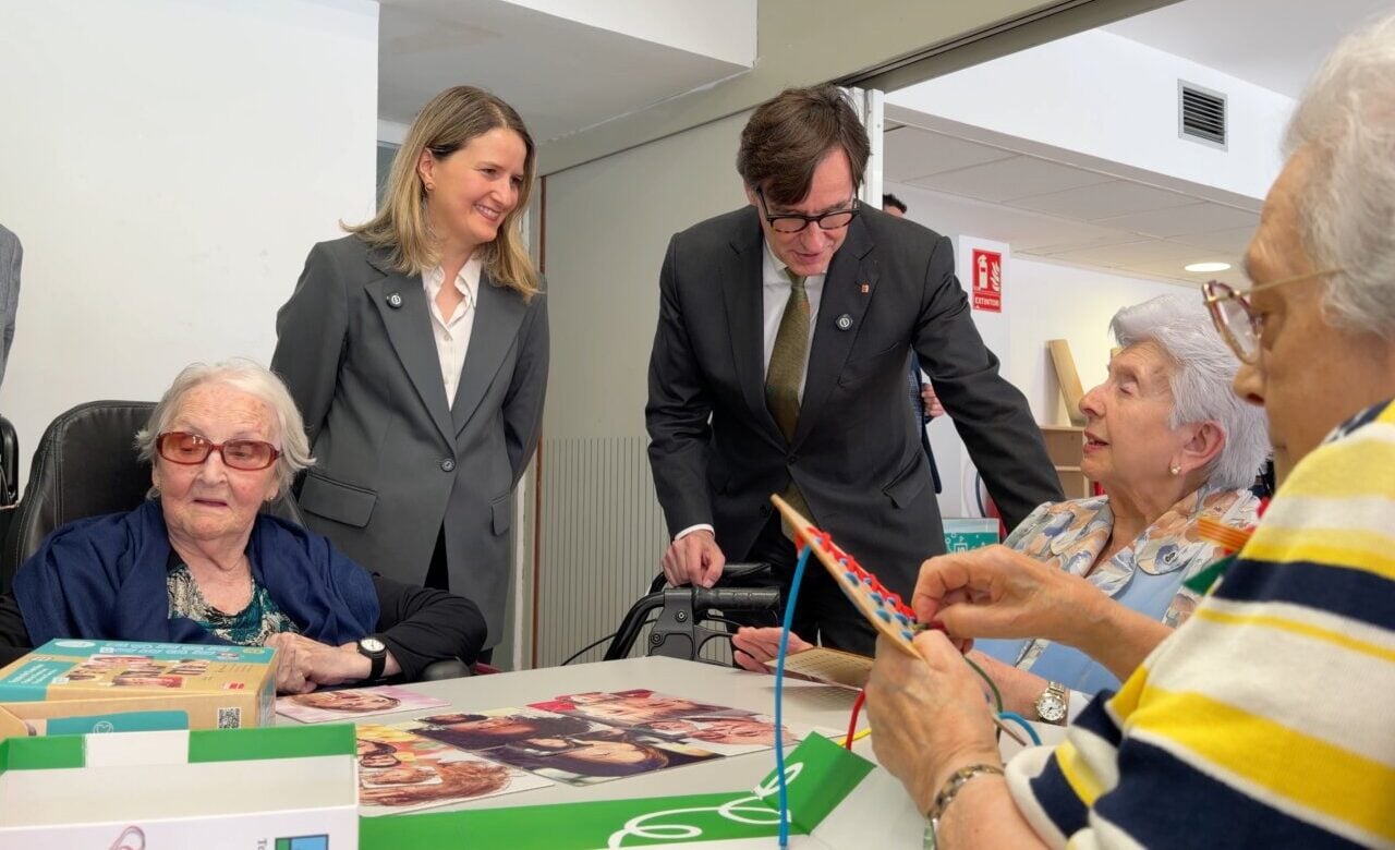 Salvador Illa i Mònica Martínez Bravo visiten una residencia (ACN)