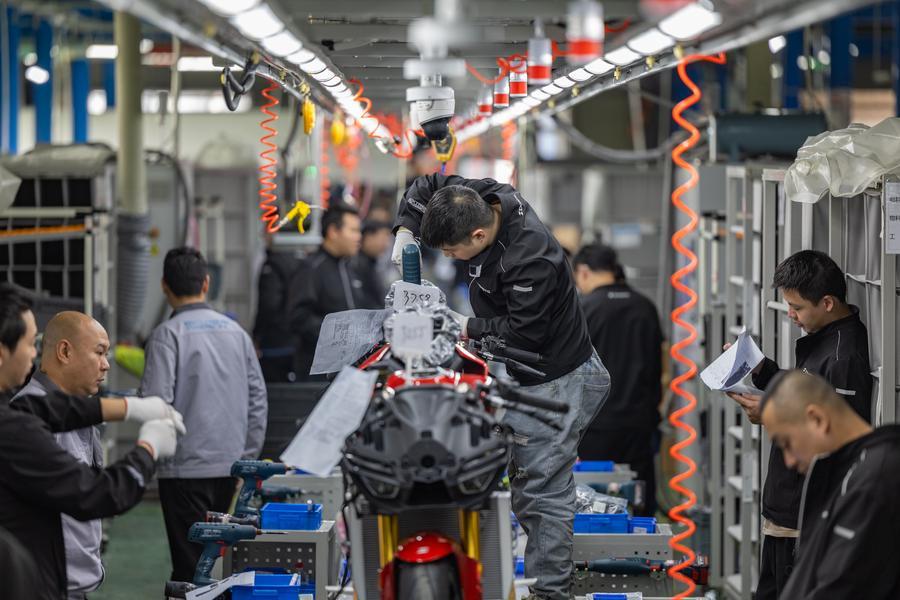 Treballadors en una fàbrica de motocicletes a la Xina