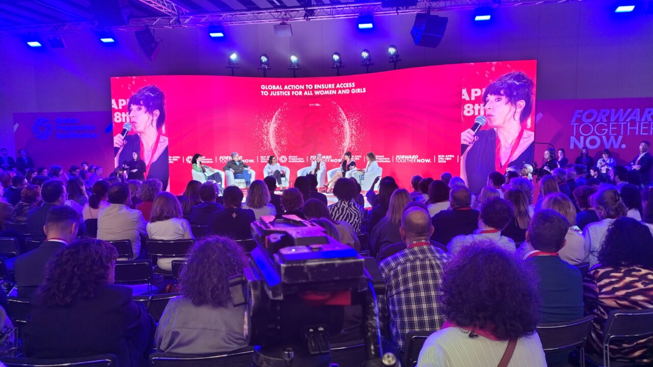 Sessió de la Mobilització Global Progressista amb diversos ponents a Barcelona.