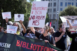 Treballadors de les biblioteques de Barcelona en una protesta amb cartells (ACN)
