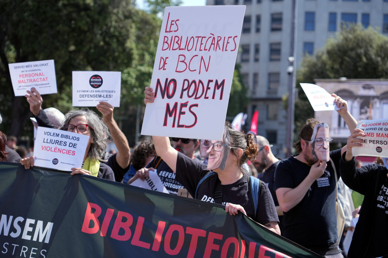 Treballadors de les biblioteques de Barcelona en una protesta amb cartells (ACN)