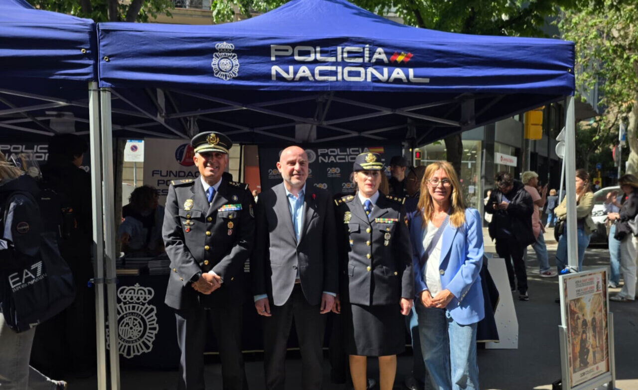 Estand de la Policia Nacional durant la celebració de Sant Jordi (Delegació del Govern espanyol a Catalunya)