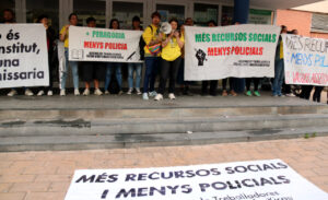 Manifestants amb pancartes contra la presència de mossos de paisà a instituts (ACN)