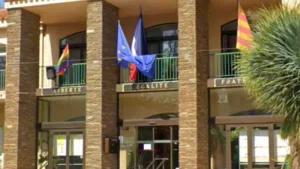 Façana de l'Ajuntament d'Elna amb bandera multicolor retirada