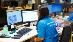 Una treballadora del Centre d’Urgències i Emergències Socials de Barcelona (CUESB)