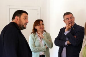 L'alcalde de Vilademuls, Àlex Terés, la consellera, Sílvia Paneque i el president de la Diputació, Miquel Noguer (Berta Artigas Fontàs, ACN)