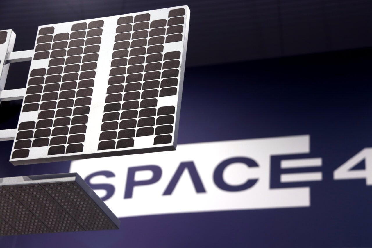 Panell solar en un context espacial amb el logo SPACE (ACN)