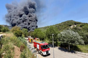 Bombers treballant a l'incendi d'Òrrius (Jordi Pujolar - ACN)