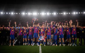 Jugadors del FC Barcelona celebrant la victòria de la Lliga 2025-2026 amb el trofeu (FCB)