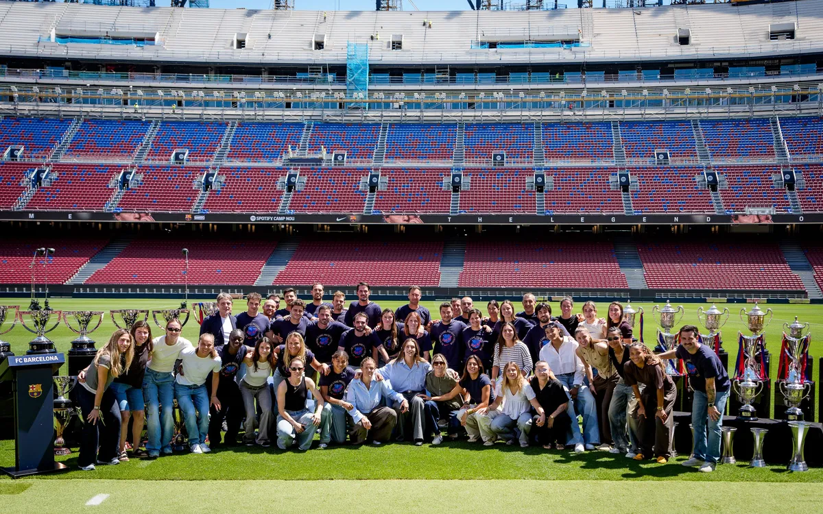 Alèxia Putellas amb l'equip femení. (FCB)