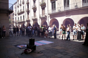 Concentració a la Plaça del Vi per recordar la Kim, assassinada a Figueres aquesta setmana (Berta Artigas Fontàs, ACN)