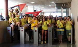 Els docents han bloquejat l'estació del cremallera de Montserrat (ACN, Nia Escolà/ Mar Martí)