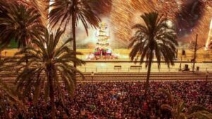 Imatge de les festes de Badalona amb focs artificials i multitud
