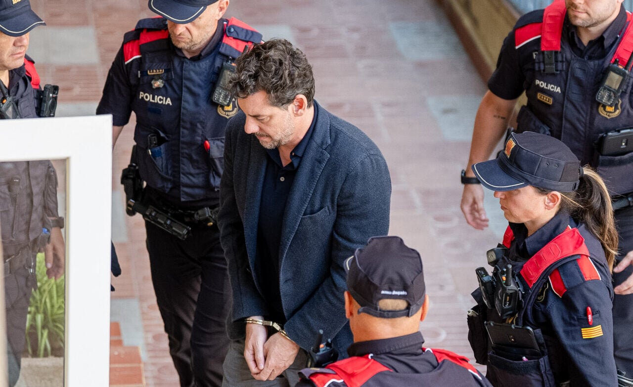 Jonathan Andic escortat per la policia després de la seva detenció (ACN, Marc Font)