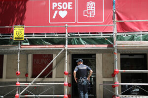 Policia davant de la seu del PSOE
