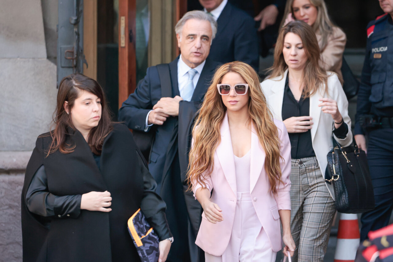 Shakira sortint del jutjat (ACN)