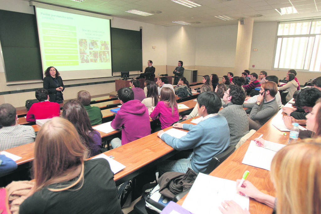 Estudiants de periodisme assistint a una classe