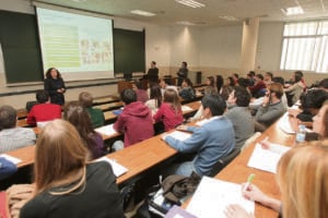 Estudiants de periodisme assistint a una classe