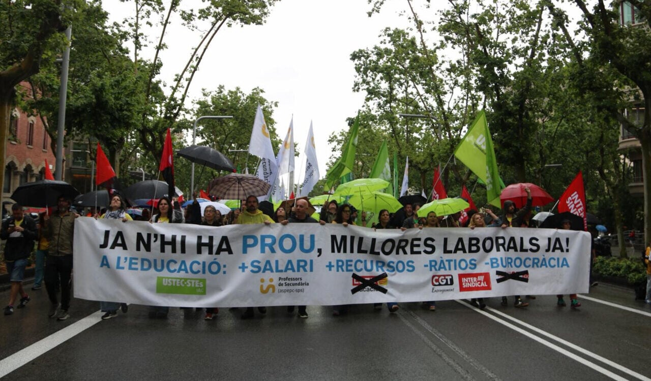 Docents manifestant-se a Barcelona amb paraigües i pancartes (ACN)