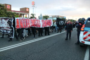 Els manifestants a la N-II vigilats pels Mossos (Àlex Recolons, ACN)