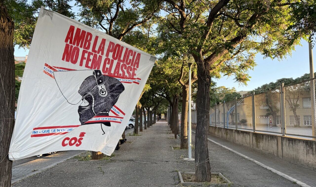 Pancarta contra la presència de mossos a les aules (ACN - Albert Segura)