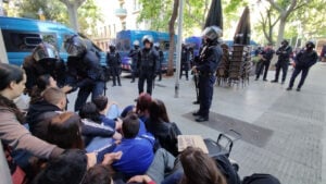 Mossos d'Esquadra durant un desnonament a Barcelona al carrer Buenos Aires (Sindicat de Llogateres)