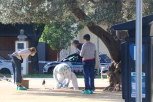 Mossos d'Esquadra investigant un crim a Figueres amb agents i evidències