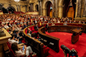 Parlament de Catalunya durant una sessió amb diputats presents.