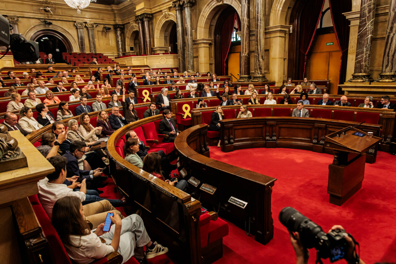 Parlament de Catalunya durant una sessió amb diputats presents.