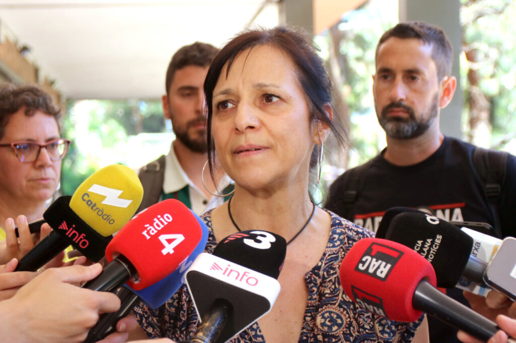 Iolanda Segura, portaveu d'USTEC, parlant amb periodistes