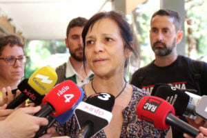 Iolanda Segura, portaveu d'USTEC, parlant amb periodistes
