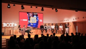 Presentació del programa Català fàcil a la biblioteca Jaume Fuster amb diversos ponents.