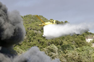 Avió de bombers lluitant contra un incendi a Òrrius (ACN)
