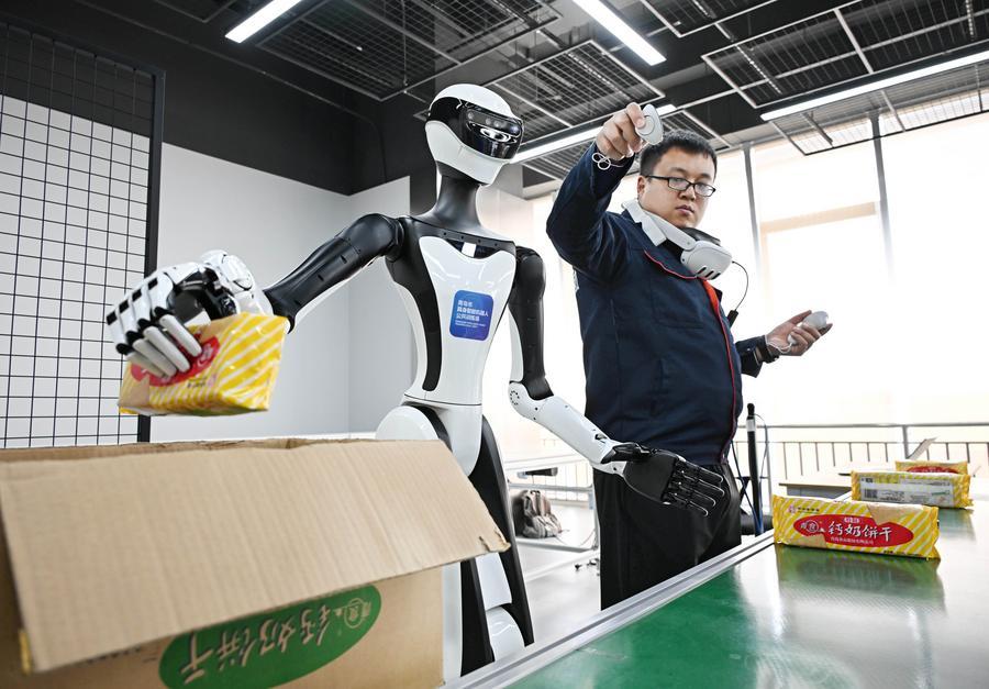 Un treballador interactuant amb un robot en un entorn laboral modern.