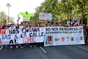 Treballadors de Nissan en una protesta amb pancartes a Barcelona