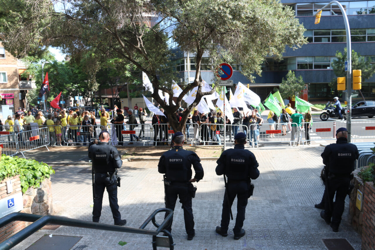 Protestes a les portes del Departament d'Educació sota la presència policial.