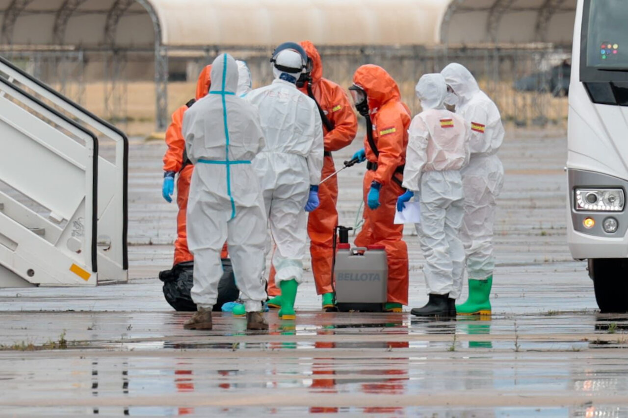 Equip sanitari realitzant tasques de desinfecció, hantavirus