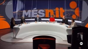 Debat a la taula del programa Més nit de TV3 amb diversos tertulians.